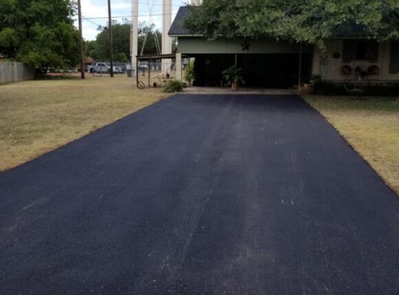 Fresh driveway sealcoating applied by Austin Affordable Asphalt